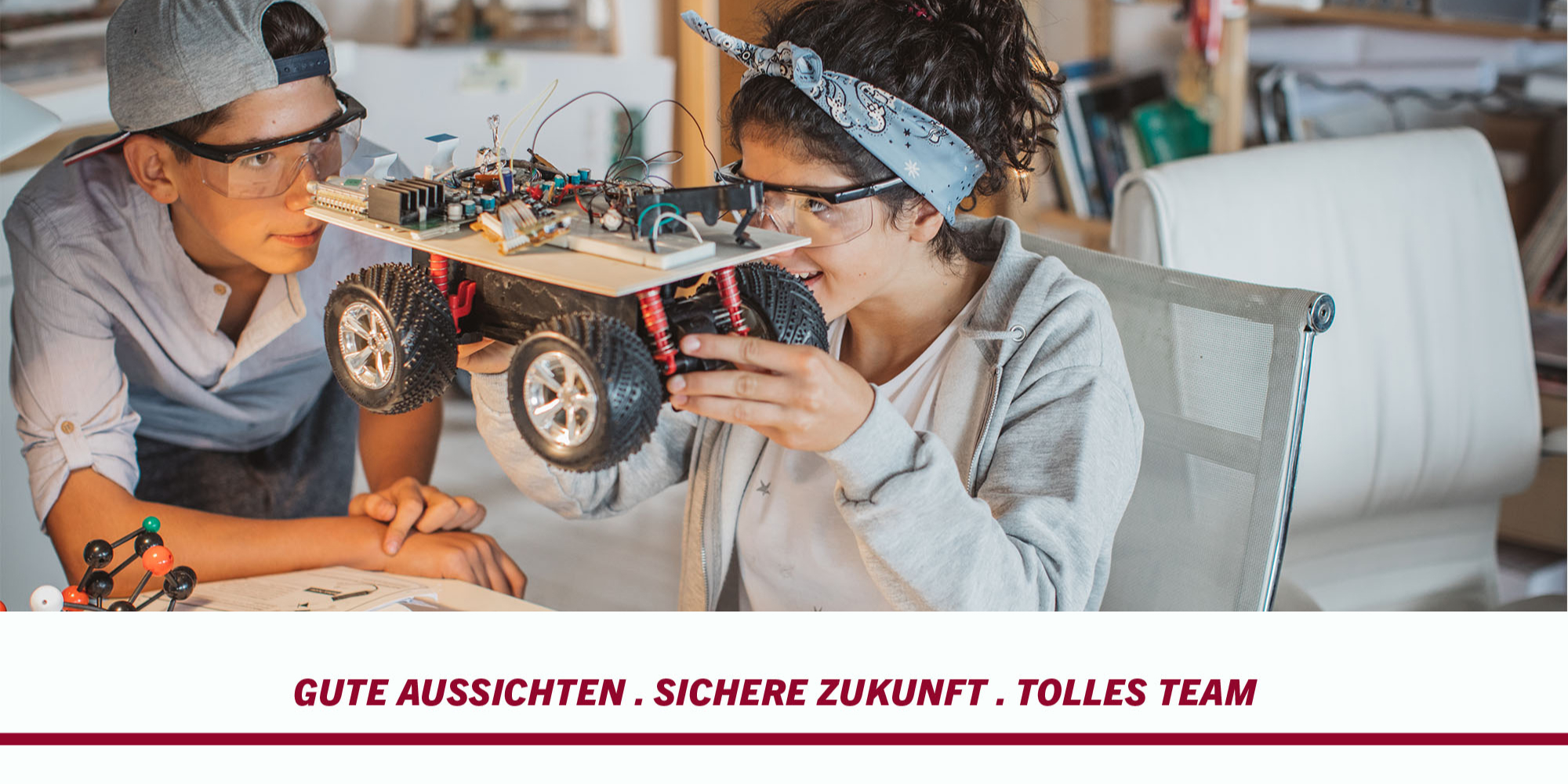 Jugendliche mit Modellauto Jugendliche mit Modellauto