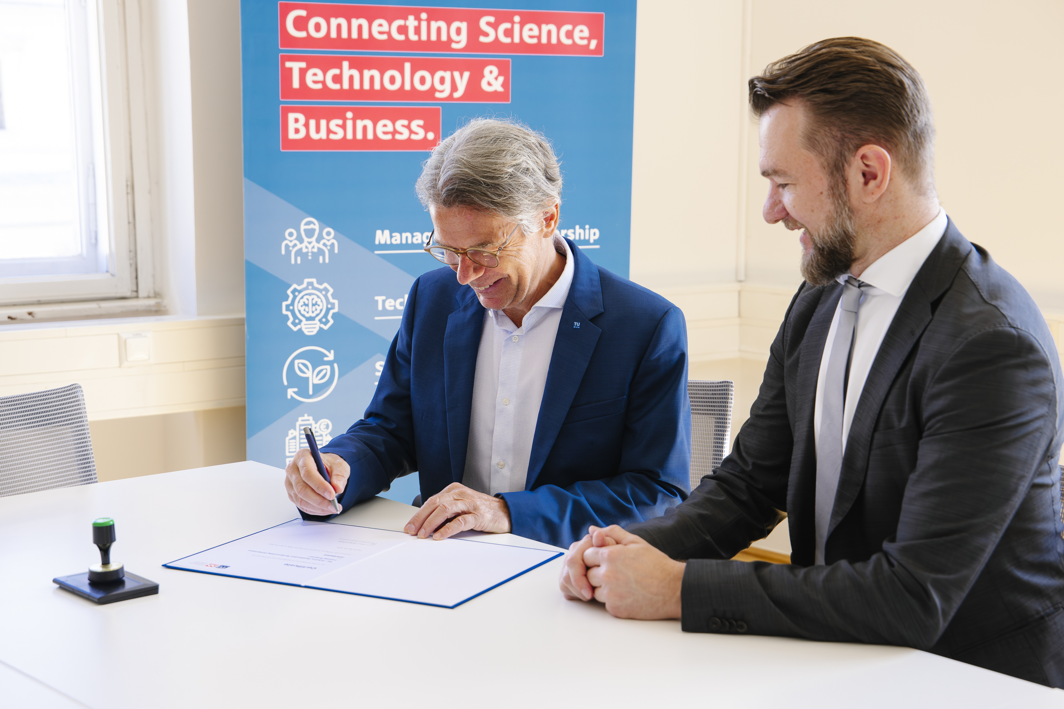 Dean of the TU Wien Academy for Continuing Education, signing the certificate Dean of the TU Wien Academy for Continuing Education, signing the certificate