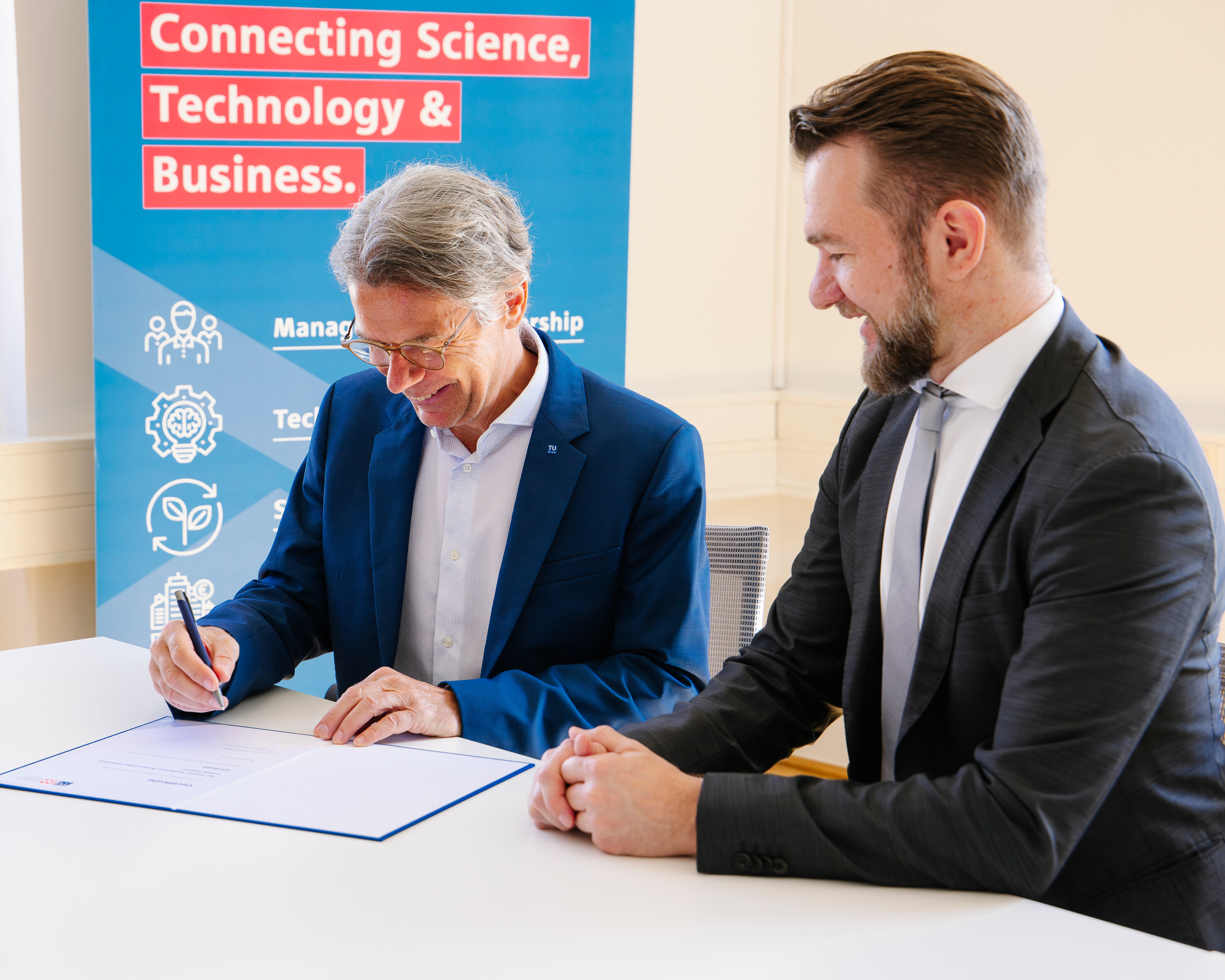 Dean of TU Wien signing the certificate Dean of TU Wien signing the certificate