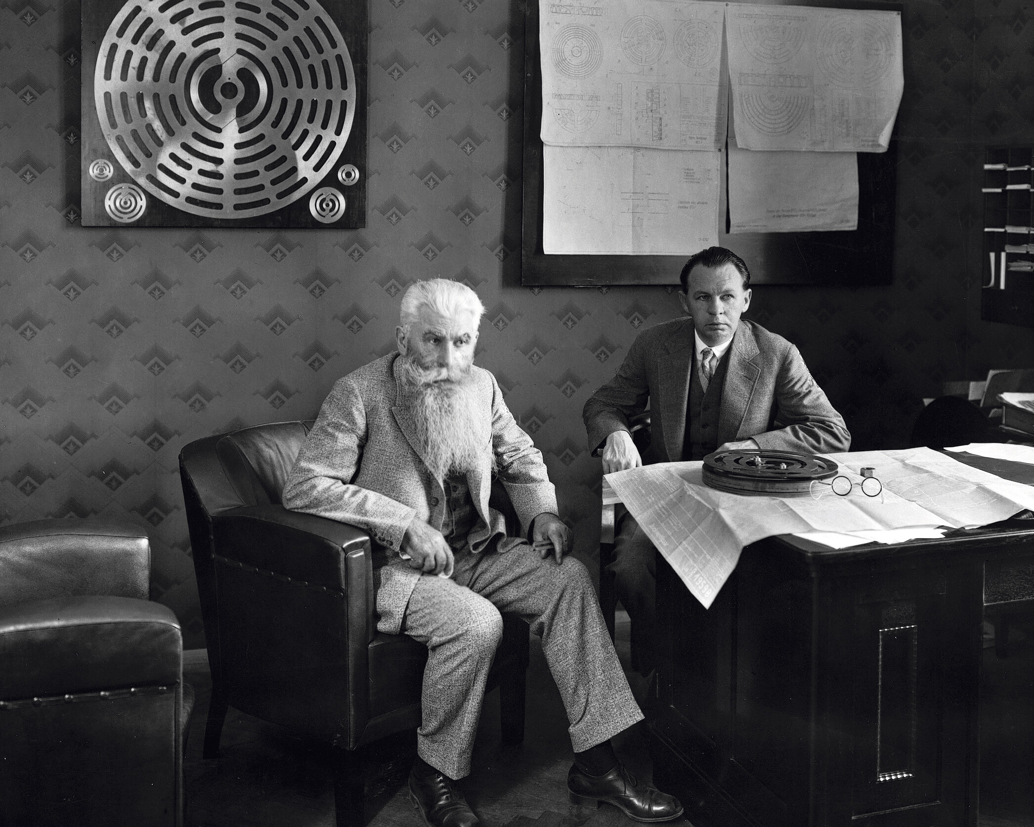 Herr Hoerbiger sitzt auf Sessel