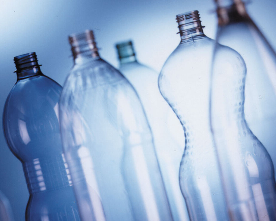 Leere PET Flaschen nebeneinander aufgestellt